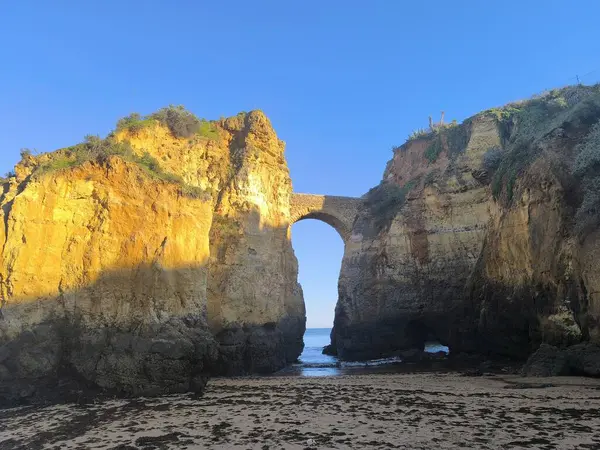 Kıyı Kayalıklarında Altın Gün Batımı Döküm Işığı