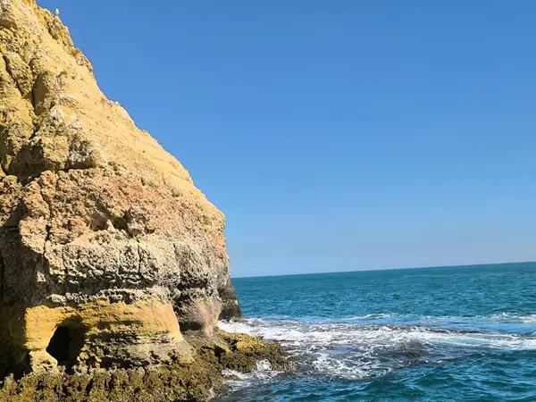 Muhteşem Okyanus Kayalıklarında Günbatımı Parıltısı