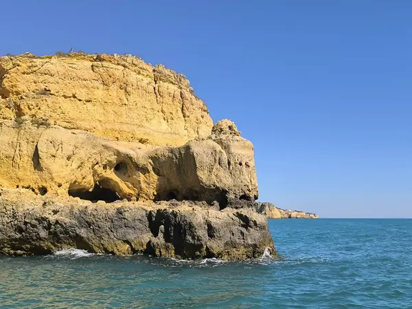 Sunset Işınları Deniz Kenarı Kayalıklarını Işıklandırıyor