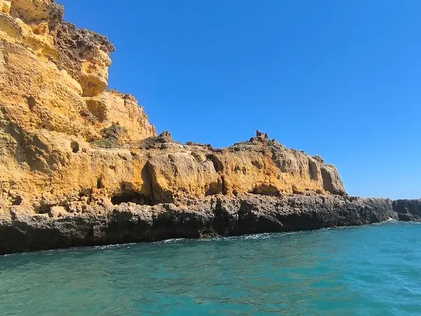 Günbatımı Engebeli Okyanus Kıyısı Kayalıklarını Aydınlatıyor