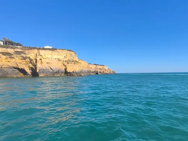 Sahil Kayalıkları Çevreleyen Açık Mavi Su