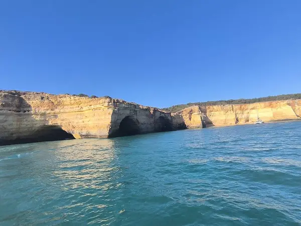 Kalıplı Kayalar Derin Mavi Deniz 'le Buluşuyor