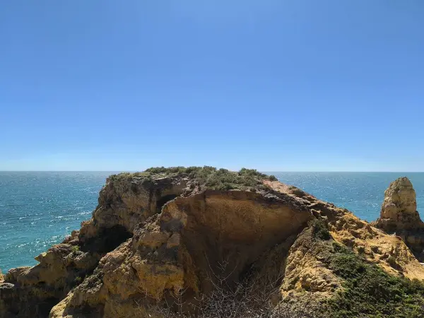 Okyanus Kayalıkları ve Altındaki Temiz Su