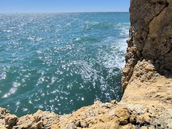 Zümrüt Dalgalar Kıyı Kayalarını Kucaklıyor