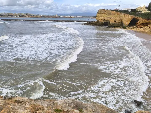 Rocky Sahili 'nde dalgalar çarpışıyor 