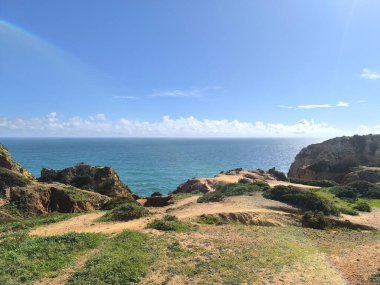 Sinema manzarası sisli tepeleri ve aşağıdaki parlak denizi yakalıyor.. 