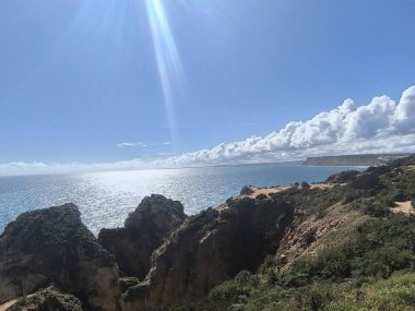 Bu huzurlu kıyı sahnesinde kayalar ve dalgalar buluşuyor.. 