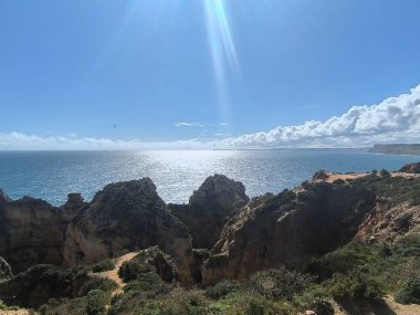 Okyanus kıyısındaki Dağ Sırasının Panoramik Çekimi.