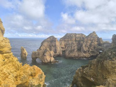 Sonsuz mavi ufukta kaya oluşumları yükseliyor..