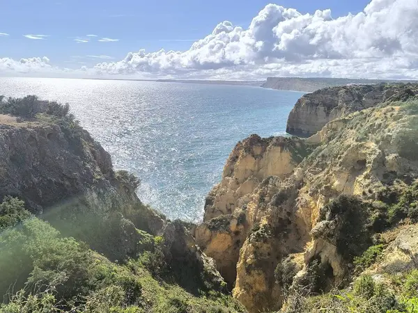 Kayalık Dağlarla egzotik bir sahil manzarası.