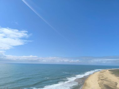 Mavi Gök Altında Serene Tropikal Plajı