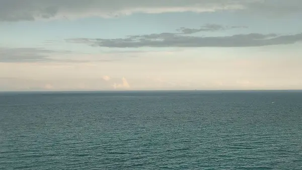 Bulutların Altındaki Sessiz Sahil Gökyüzü