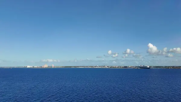 Mavi Gök Tropikal Cennetin Üzerinde