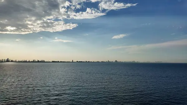 Kıyıda Bulutlu Gökyüzü ile Rüzgarlı Gün