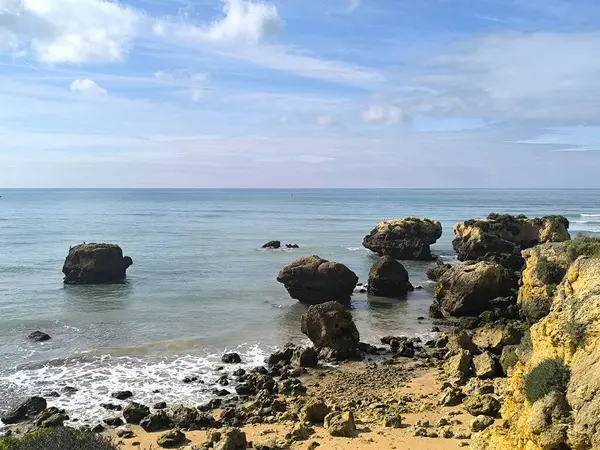 Açık Mavi Gökyüzü ile Plaj Sahnesi Rahatlıyor