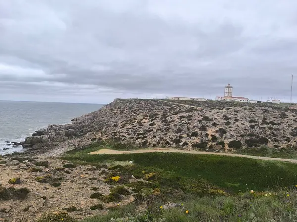 Bulutlu Gök Barışçıl Kıyı Çizgisi Üzerinde