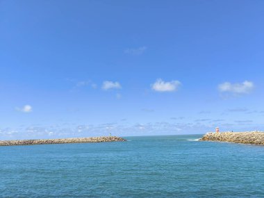 Su kenarında rüya günü: mavi ve yeşil saadet