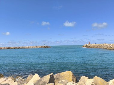 Tropik Güneş Işığı Altında Parlak Sular