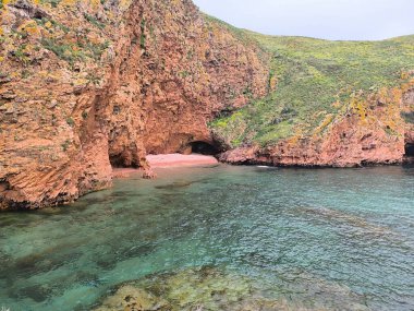 Turkuaz Sular ve Rocky Shorelines Uzak Bir Cennet 'te