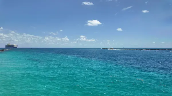 Turkuaz Hayaller: Mükemmel Uyumlu Okyanus Suları