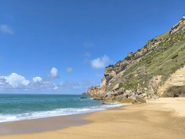 Parlak Güneş Işığında Temiz Göl Suyu