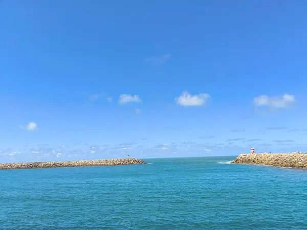 Su kenarında rüya günü: mavi ve yeşil saadet