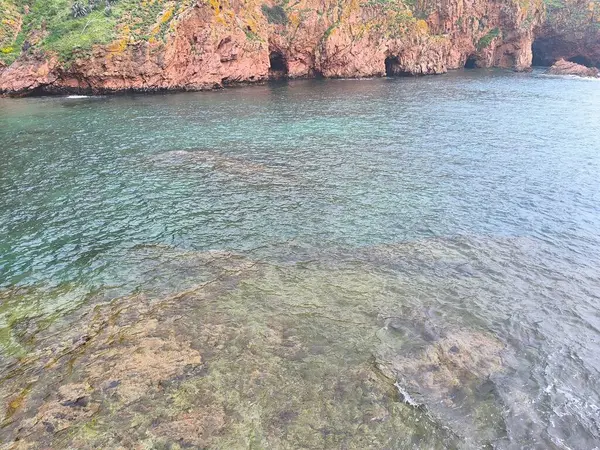 Okyanus Karşıtlığı: Rocky Kenarları Kristal Denizleri Çerçeveleme