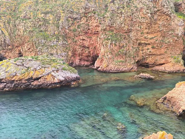 Rocky Adası Kıyısına Karşı Görkemli Okyanus Renkleri
