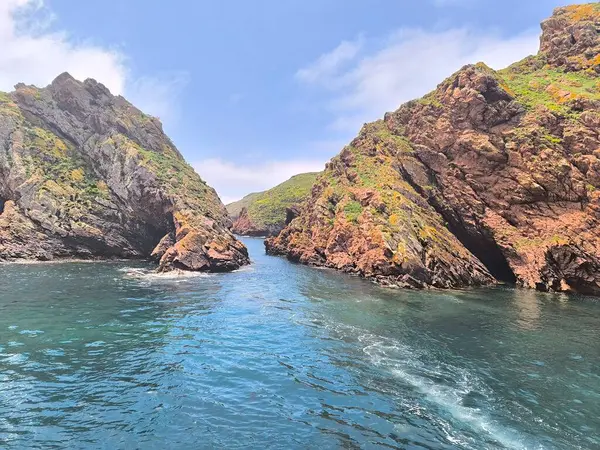 Ada Huzuru: Kayaların Kristal Mavi Sularla Buluştuğu Yer