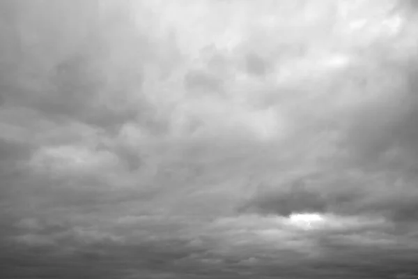 Uno Spazio Tra Nuvole Grigie Tempestose — Foto Stock