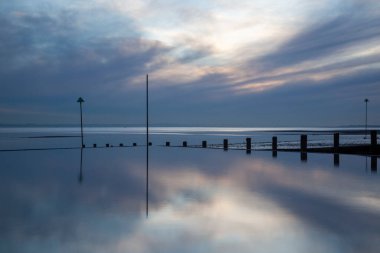 Westcliff sahilinde yansımalar, Güneydoğu Denizi yakınlarında, Essex, İngiltere, Birleşik Krallık