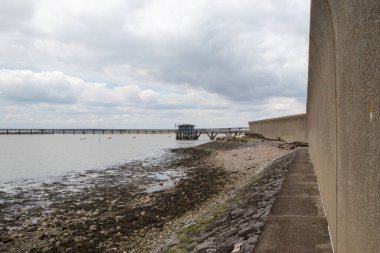Holehaven Deresi 'ne giden patika, Canvey Adası, Essex, İngiltere