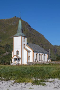 Valberg Kilisesi, Vestvagoy, Norveç, mavi gökyüzüne karşı