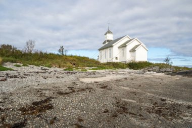 Gimsoya Kilisesi, Gimsoya, Lofoten Adaları, Norveç, manzaralı plaj.