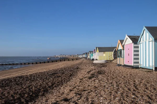 Thorpe Körfezi sahilindeki tekne ve sahil kulübeleri, Southend on-Sea, Essex, İngiltere, İngiltere