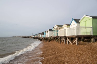 Thorpe Körfezi 'ndeki Beach Huts, Southend-on-Sea, Essex, İngiltere, Birleşik Krallık