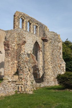 Eski St. Andrew Kilisesi 'nin kalıntıları, Walberswick, Suffolk, İngiltere, mavi gökyüzüne karşı