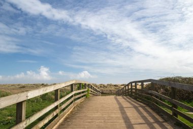 İngiltere, Suffolk 'taki Walberswick Sahili' ne giden bir köprü.