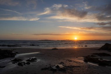 Günbatımı Rhosneigr plajı, Anglesey, Galler, Birleşik Krallık