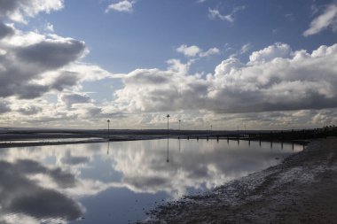 Westcliff sahilinde yansımalar, Güneydoğu Denizi yakınlarında, Essex, İngiltere, Birleşik Krallık