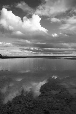 Westcliff-on-Sea plajındaki yansımaların siyah-beyaz görüntüsü, Güneydoğu-Denizi, Essex, İngiltere, Birleşik Krallık.