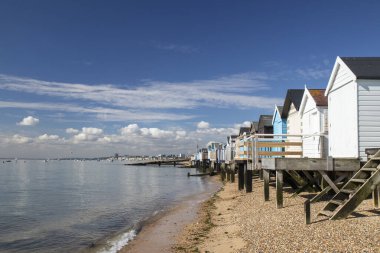 Thorpe Körfezi 'ndeki Beach Huts, Southend-on-Sea, Essex, İngiltere, Birleşik Krallık