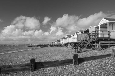 Thorpe Körfezi 'ndeki sahil kulübelerinin siyah ve beyaz görüntüsü, Southend-on-Sea, Essex, İngiltere, Birleşik Krallık