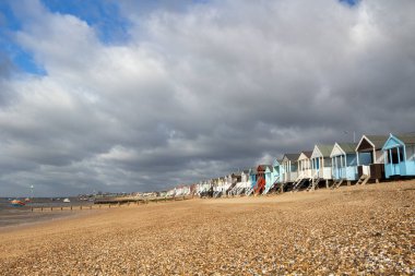Thorpe Körfezi sahilinde fırtınalı bir gün, Southend-on-Sea yakınlarında, Essex, İngiltere, Birleşik Krallık