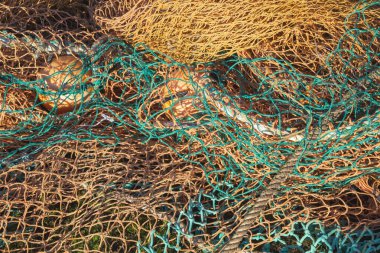 Renkli balık ağları, ağırlıklar ve ipler 