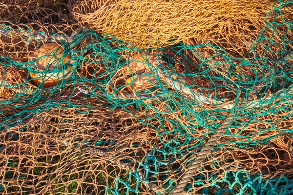 Renkli balık ağları, ağırlıklar ve ipler 