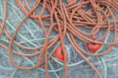 Renkli balık ağları, ağırlıklar ve ipler 