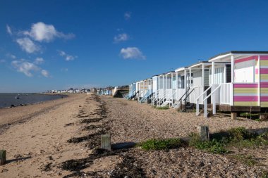 Thorpe Körfezi 'ndeki Beach Huts, Southend-on-Sea, Essex, İngiltere, Birleşik Krallık