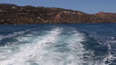 Denizi aşan bir motorlu tekne gezisi. Yüksek hızda denizin sesi. Sevinç, tatil ve rahatlama duygusu..
