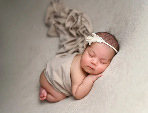 Cute Little Noworodka Dziewczynka Pięknym Wystroju Antourage — Zdjęcie stockowe